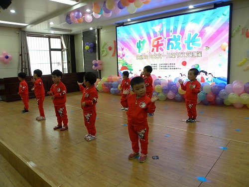 市语训中心听障儿童表演舞蹈
