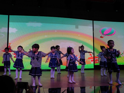 中心听障儿童表演律动《彩虹的约定》