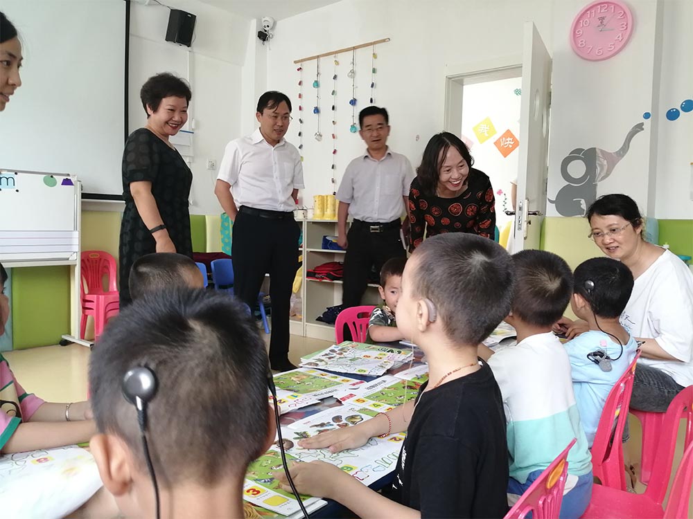 分管副市长胡俊峰一行莅临市聋儿语训 中心调研指导工作